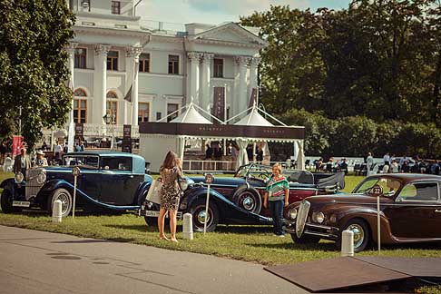 Concorso di eleganza - Panoramica suggestivo delle auto storiche al Concorso deleganza in Russo